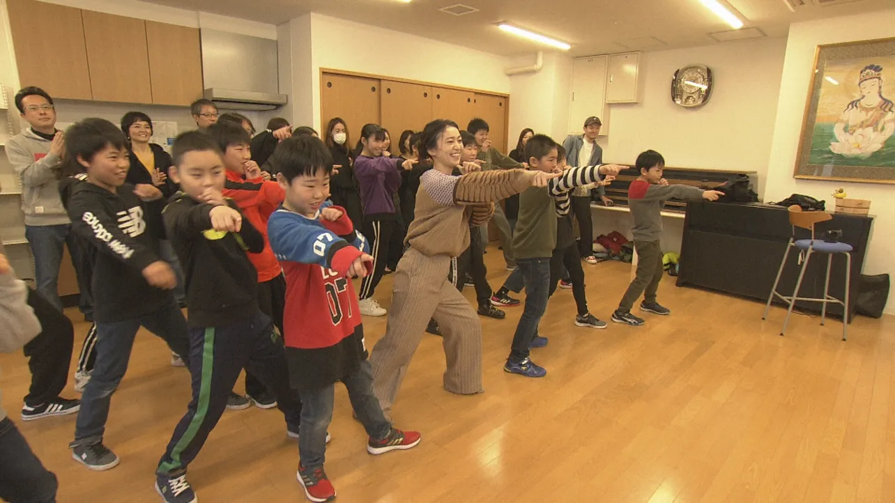 【写真を見る】大島優子が「ヘビーローテーション」を子供たちと踊る！