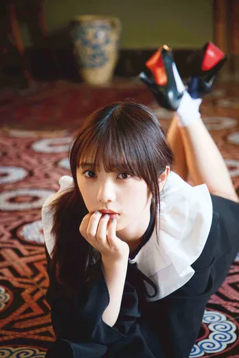 乃木坂46与田祐希が“絶景”でリラックスする姿や無邪気な眼鏡姿も…! 2nd写真集の“裏表紙”カット解禁