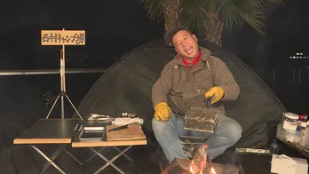 キャンプ好きのバイきんぐ西村が広島カープの春季“キャンプ”を訪問 エース大瀬良投手へのインタビューを敢行<西村キャンプ場>