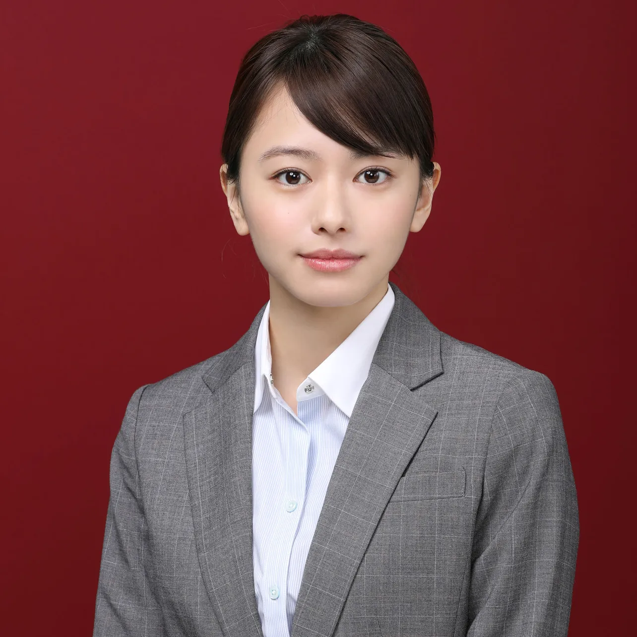 新卒の派遣社員・千葉小夏役の山本舞香