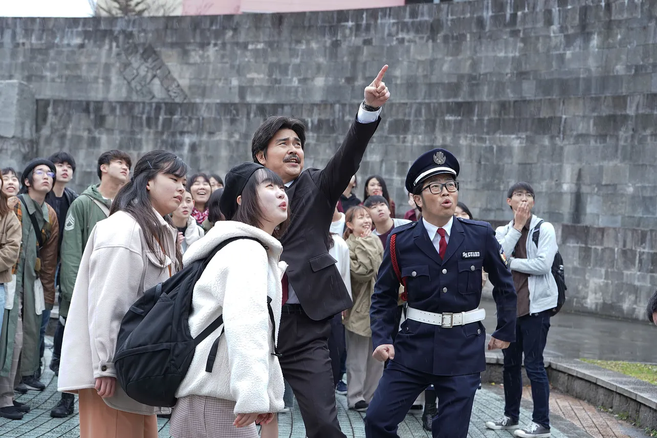 第4話で鈴木拓が扮したのは警備員(前列右端)。ナチュラルな芝居で笑いを誘う