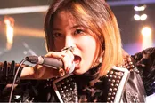 【写真を見る】ライブパフォーマンスでシャウトにヘッドバンギングまで…広瀬すずが新境地開拓の演技を披露！