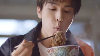 岩田剛典 “飯テロすぎる” 吉野家新CMの第2弾公開「ワクワクしながら食べるって大事だな、と」