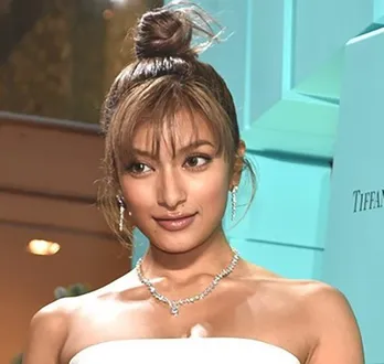 <ローラ>「足なっが!」セーヌ川での“超絶ミニスカ美脚”にファン歓喜「セクスィ〜」