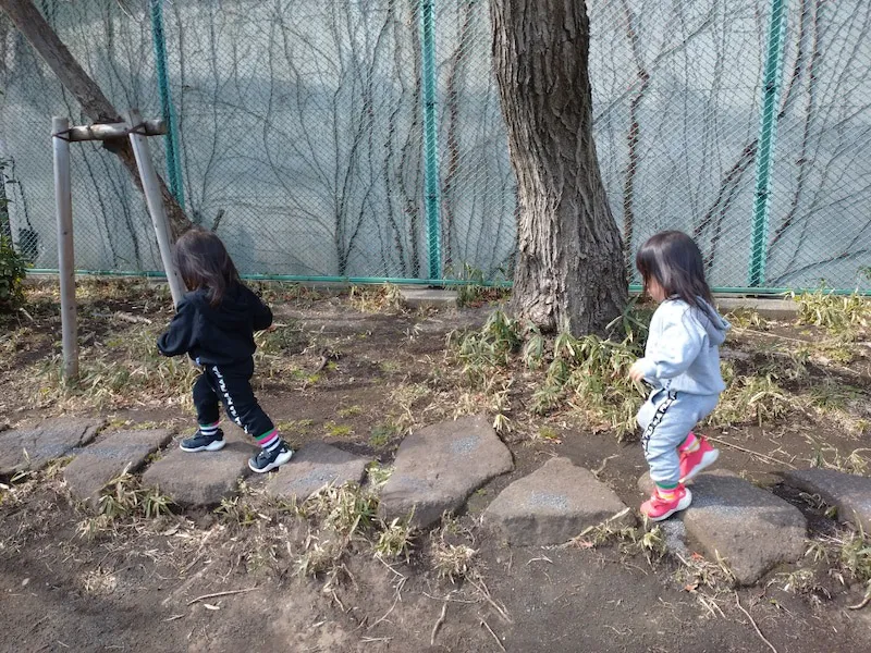 公園で遊ぶ、双子の長女と次女