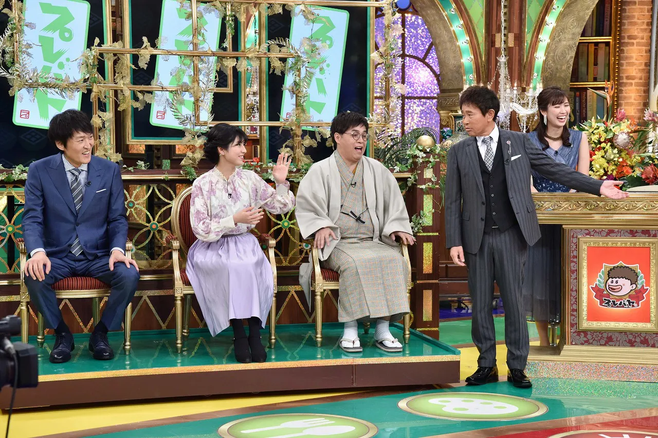 【写真を見る】ラベンダーカラーの衣装が爽やかな観戦ゲストの鈴木光(左から2番目)
