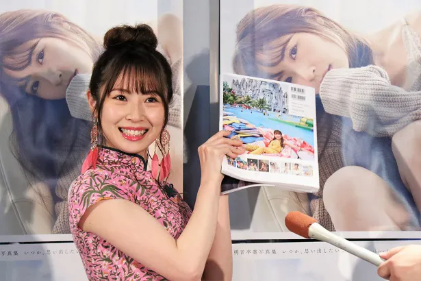 SKE48・高柳明音が写真集発売記念会見でアオザイ姿を披露 卒コン中止は
