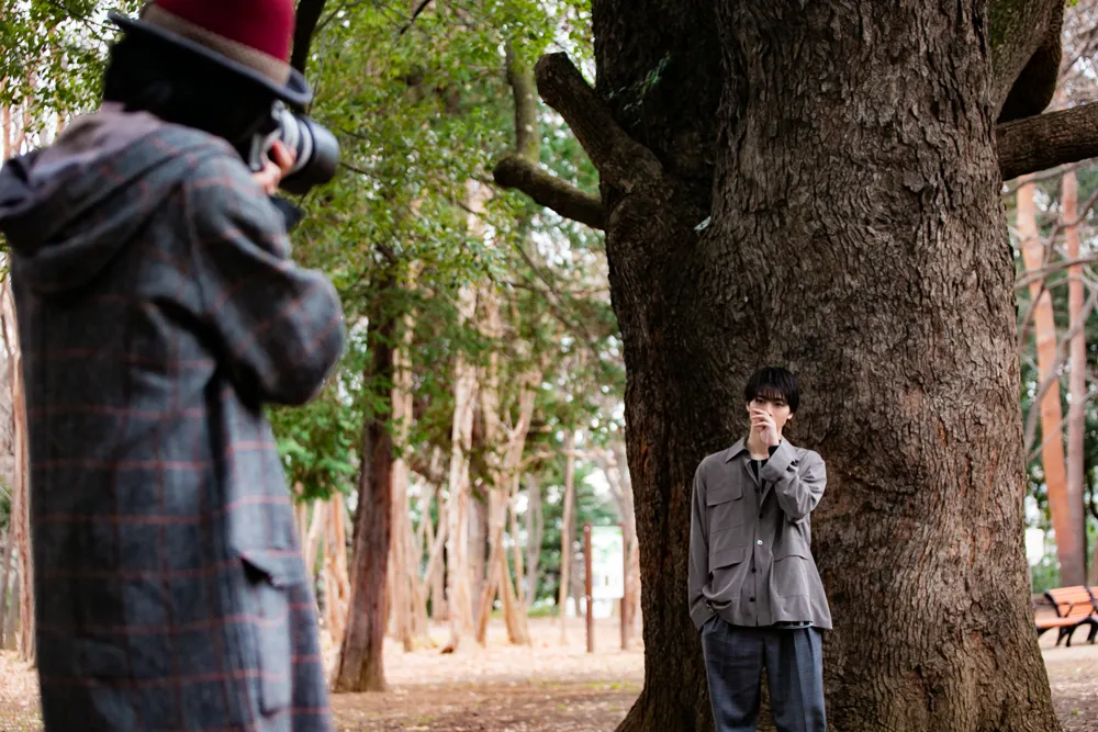 【写真を見る】高杉真宙、公園内で一番太い幹を持つと思われる巨木の袂で撮影されたシーン