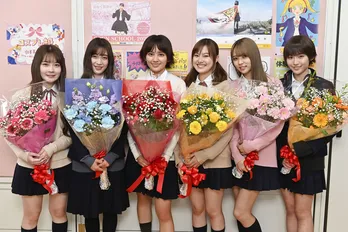 岡田結実、恒松祐里、中村ゆりか、小林由依らが涙のクランクアップ!「大人たちが本気でバカになって挑んでくれた」