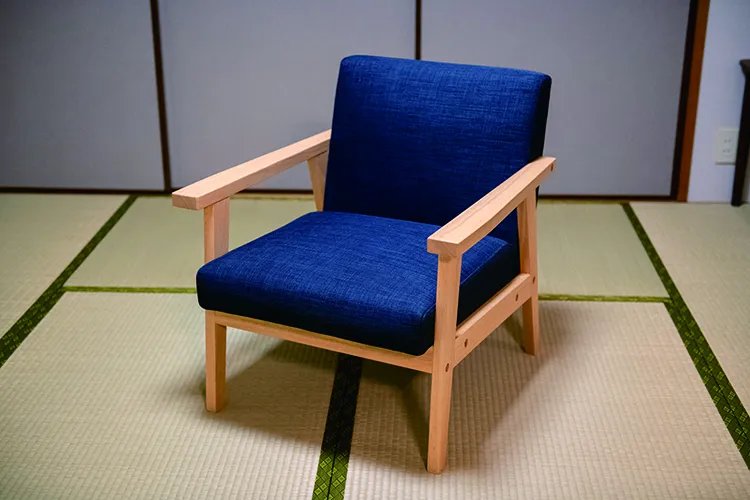 椅子はソファの青色に合わせて統一感がある。軽くて持ち運びできるので、人数に合わせて移動させたい