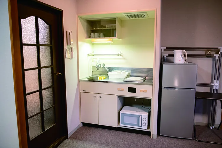 リビングに併設されているキッチン。IHコンロ、電子レンジ、冷蔵庫なども完備しているので調理も可能