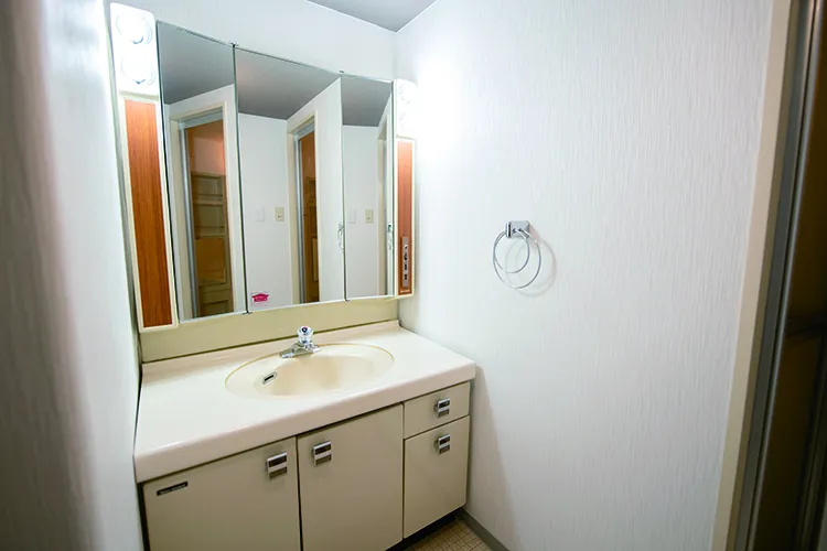 大きな鏡のある洗面台は白色で統一され清潔感あり