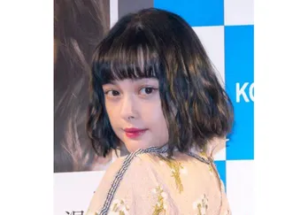 玉城ティナ“可愛すぎる”笑顔で美脚チラリ…「相変わらずの天使」「いいね連打した」とファンメロメロ