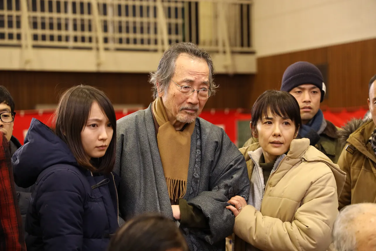 遥香(吉岡里帆)ら、避難してきた人々は避難所でニュースを福島第一原発の様子を見守る