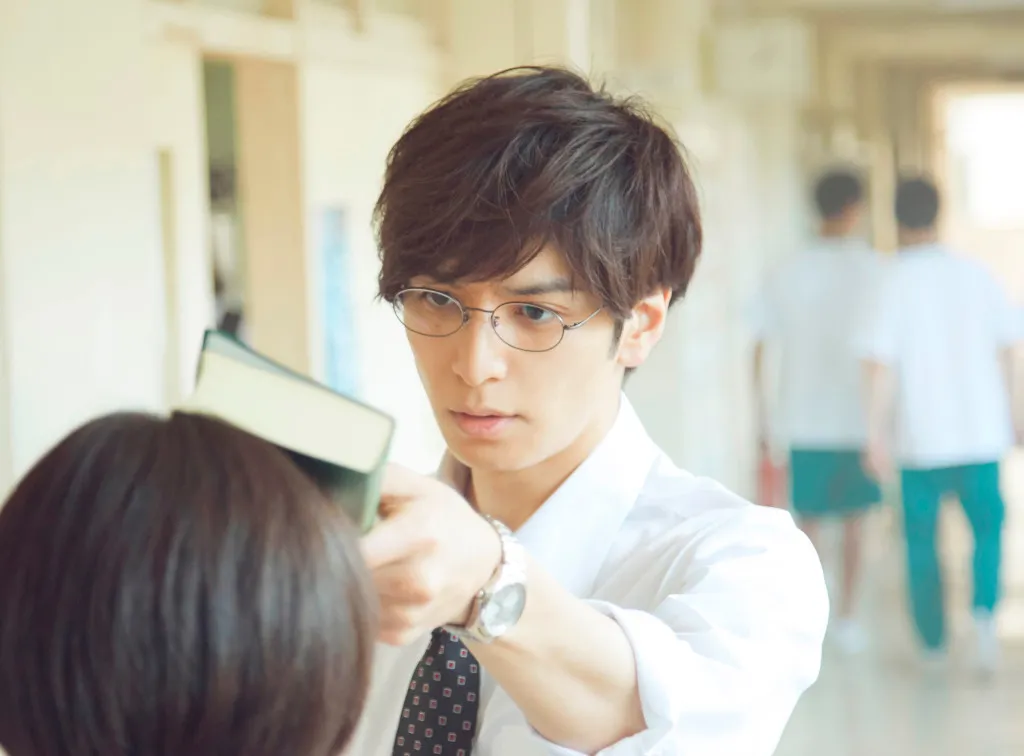 【写真を見る】寝癖がついたようなボサボサ頭に眼鏡姿がかわいい生田斗真