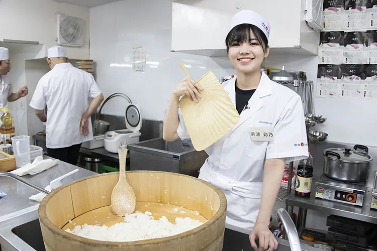 「ほら、お腹空いてきますよね」と笑顔の浜浦彩乃