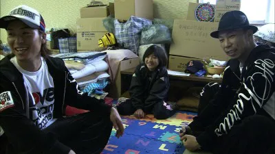 USAとTETSUYAは東日本大震災の被災地で、子供たちとダンスで交流
