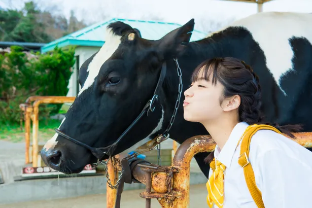 【写真を見る】平祐奈＆ウシがシンクロ!?