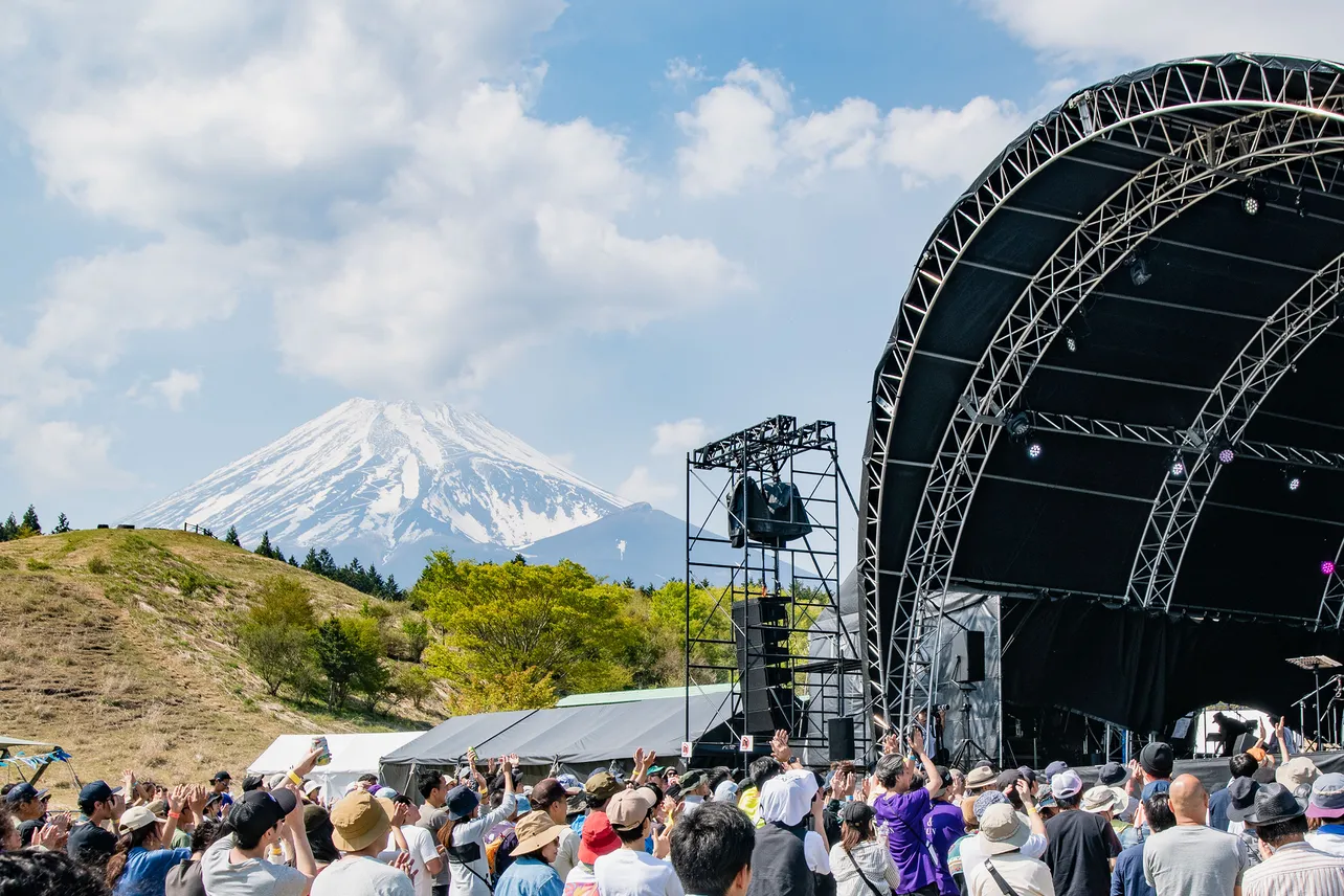 富士山の麓で演奏される多彩なアーティストたちのライブは一見の価値あり！