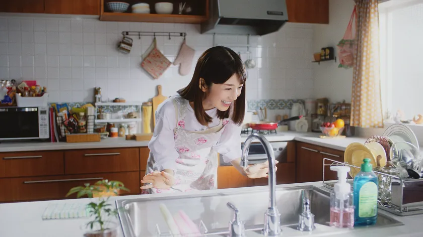 家に戻ってきた主婦(小倉優子)は、なぜか片付け終わっているキッチンを見て、驚きつつも「わぁ、うれしい！」と笑顔に