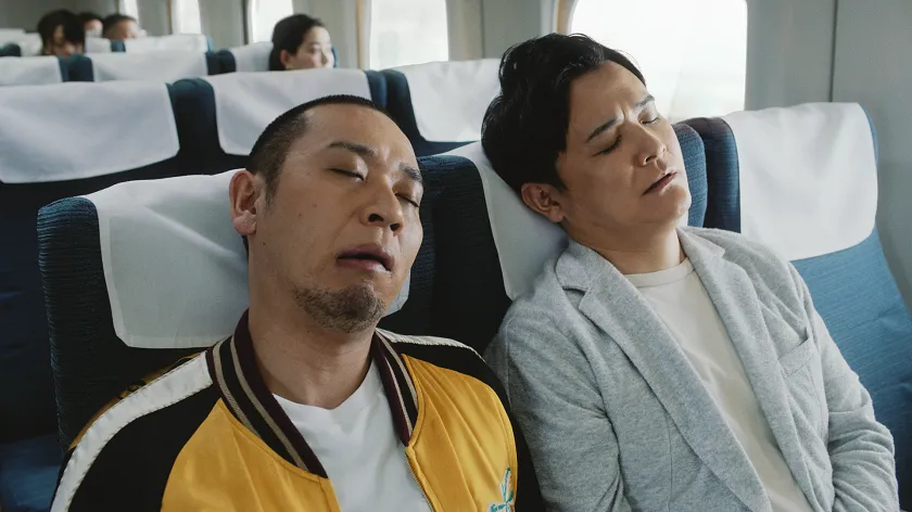 あまりにも忙しすぎて、移動中の新幹線の車内で爆睡する売れっ子芸人・千鳥