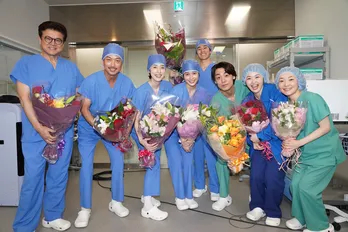 ＜トップナイフ＞天海祐希ら、クランクアップ！「皆様のお陰で、駆け抜ける事ができました」