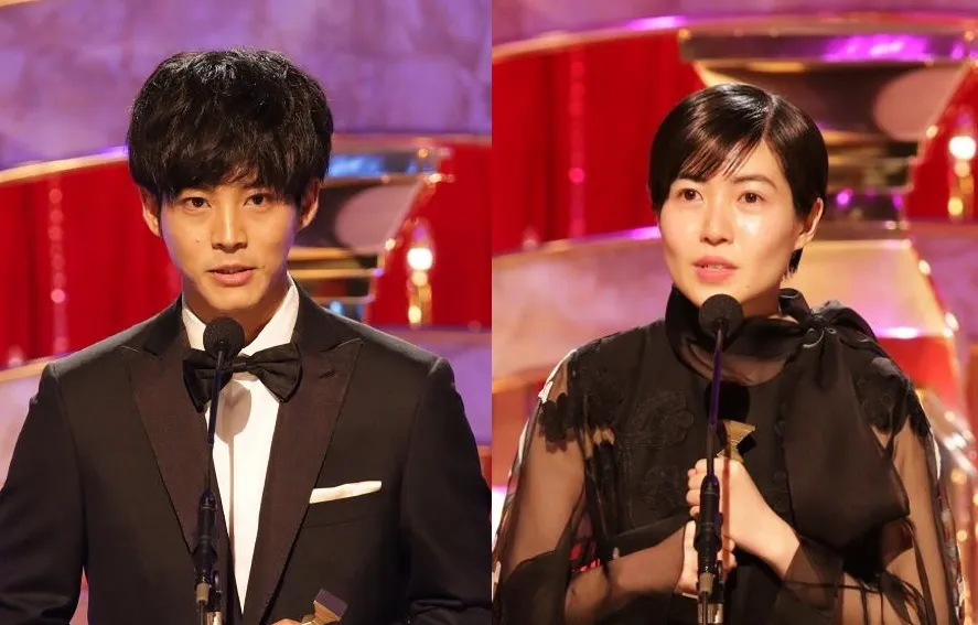日本アカデミー賞で最優秀主演男優賞を受賞した松坂桃李と、最優秀主演女優賞のシム・ウンギョン(写真左から)