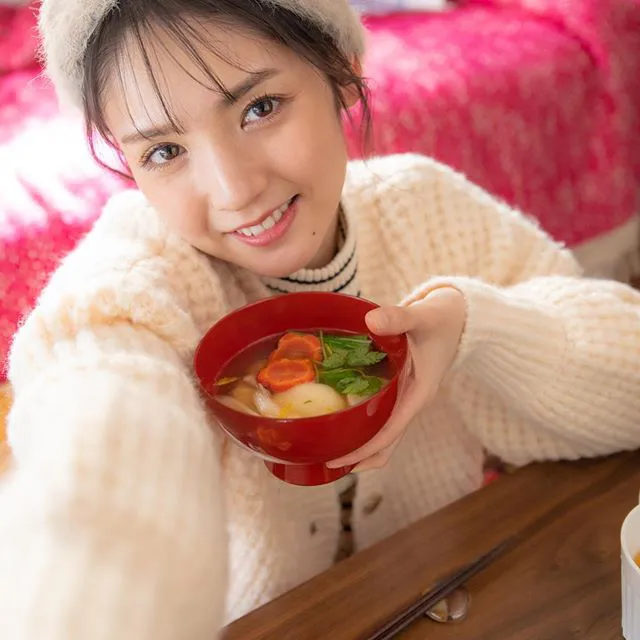 【写真を見る】お雑煮を持ち、上目遣いをする道重さゆみ