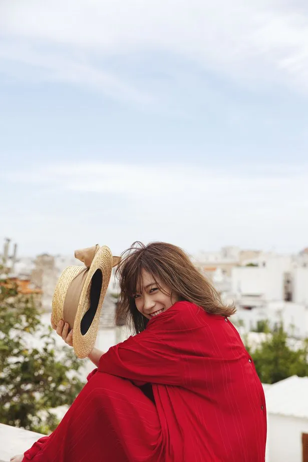 【写真を見る】“絶景”をバックにほほ笑む秋元真夏