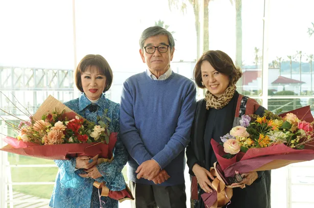「やすらぎの郷」からの主要メンバー・浅丘ルリ子、加賀まりこに石坂浩二から花束が贈られた