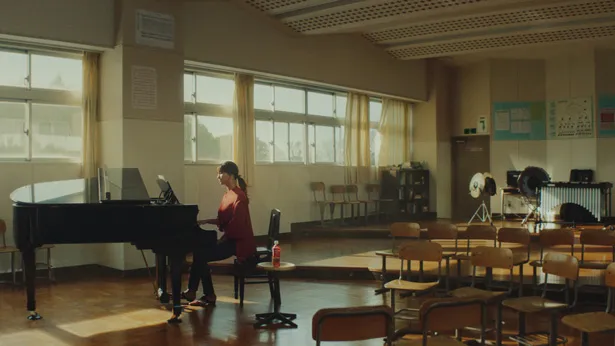 【写真を見る】広い教室でピアノを弾く深田恭子