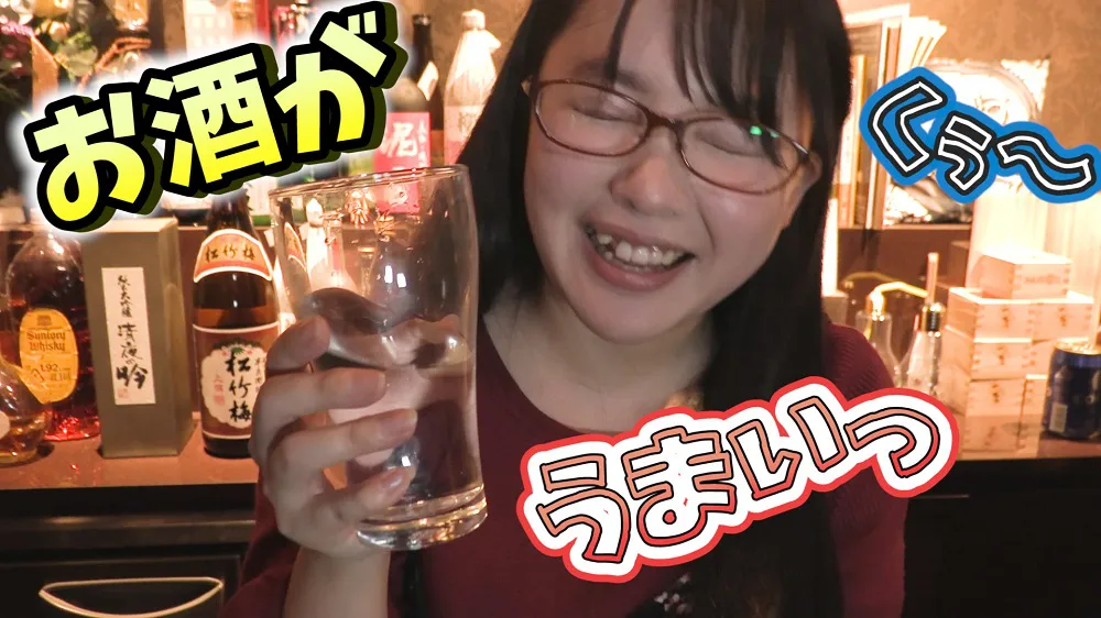 【写真を見る】YouTubeチャンネルでは、週2回のペースでお酒を飲みながら、好きなことについてトークを繰り広げる