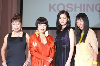 イベントに出席した尾野真千子とコシノ3姉妹