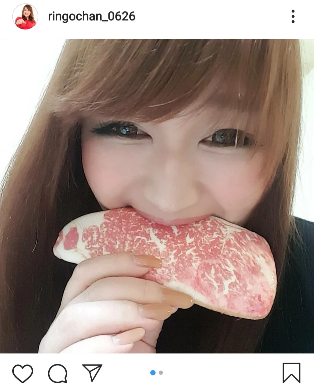 【写真を見る】りんごちゃん、生肉をぱくり!?　ファン「騙されたー！」