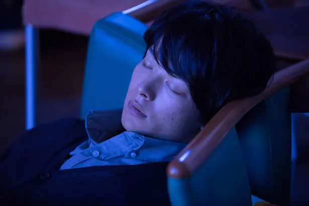 【写真を見る】椅子に寄りかかり安心したような寝顔を見せる中村倫也