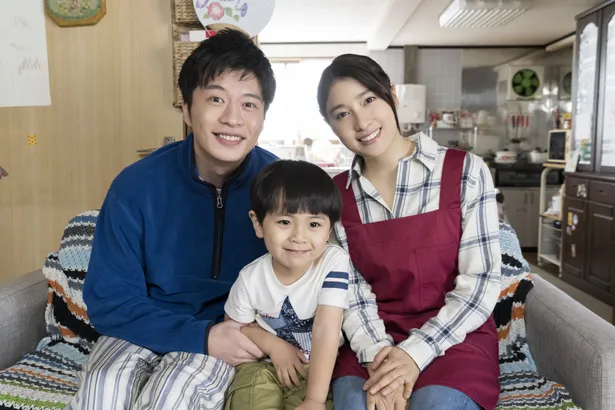 【写真を見る】田中圭と土屋太鳳による家族円満なオフショット！