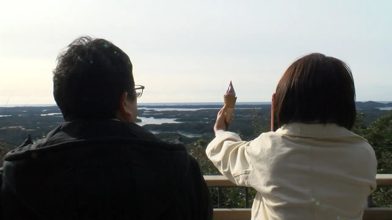 【写真を見る】展望台からの絶景に思わず写真を撮る松島史奈