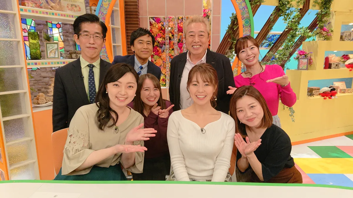 【写真を見る】番組共演者から祝福される森直美アナ(写真中央)