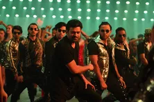 プラバースが情熱的なダンスと歌で魅了! 主演最新作「サーホー」ミュージカルシーン解禁