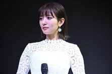 夏菜、派手色衣装をまさかの“消火器”コラボで紹介「消火器面白い笑」「着こなしててさすが」と大反響