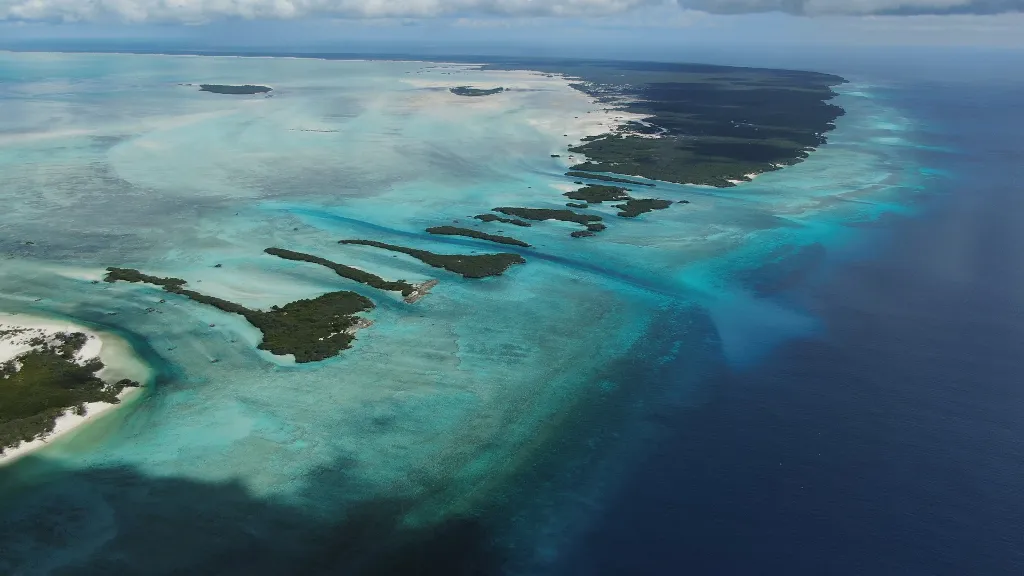 アルダブラ環礁は、隆起したサンゴ礁がリング状に島をつくる