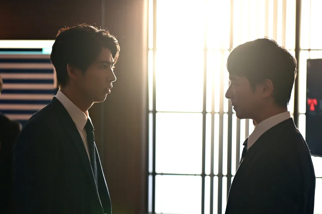 東京セントラル証券の社員・森山を演じるのは賀来賢人(左)