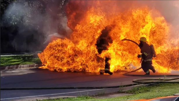 消火中に車が爆発するハプニング映像