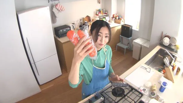 緊張しながらも料理を披露する松雪泰子