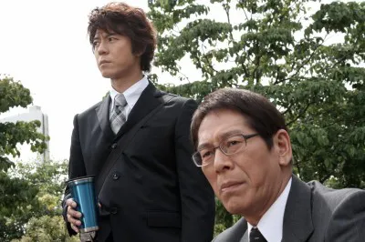糸村は最終話のカギを握る捜査一課長・加賀見（写真右）に話を聞く