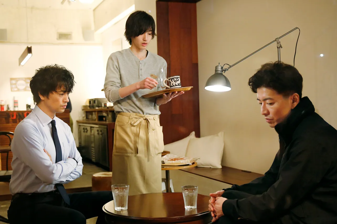 道枝駿佑は、カフェでアルバイトをしている大学生を演じる