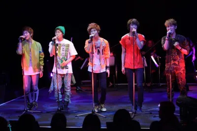 日本デビュー曲のアレンジ版を歌うSHINee。左よりオンユ、ジョンヒョン、テミン、ミンホ、キー
