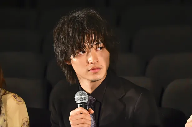 映画「劇場」完成披露イベントに登壇した主演の山崎賢人