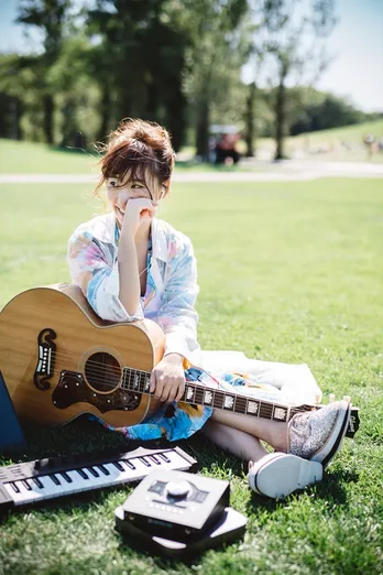 北海道在住シンガーソングライター・小澤ちひろ、ベストアルバムのティザー映像＆ジャケット公開