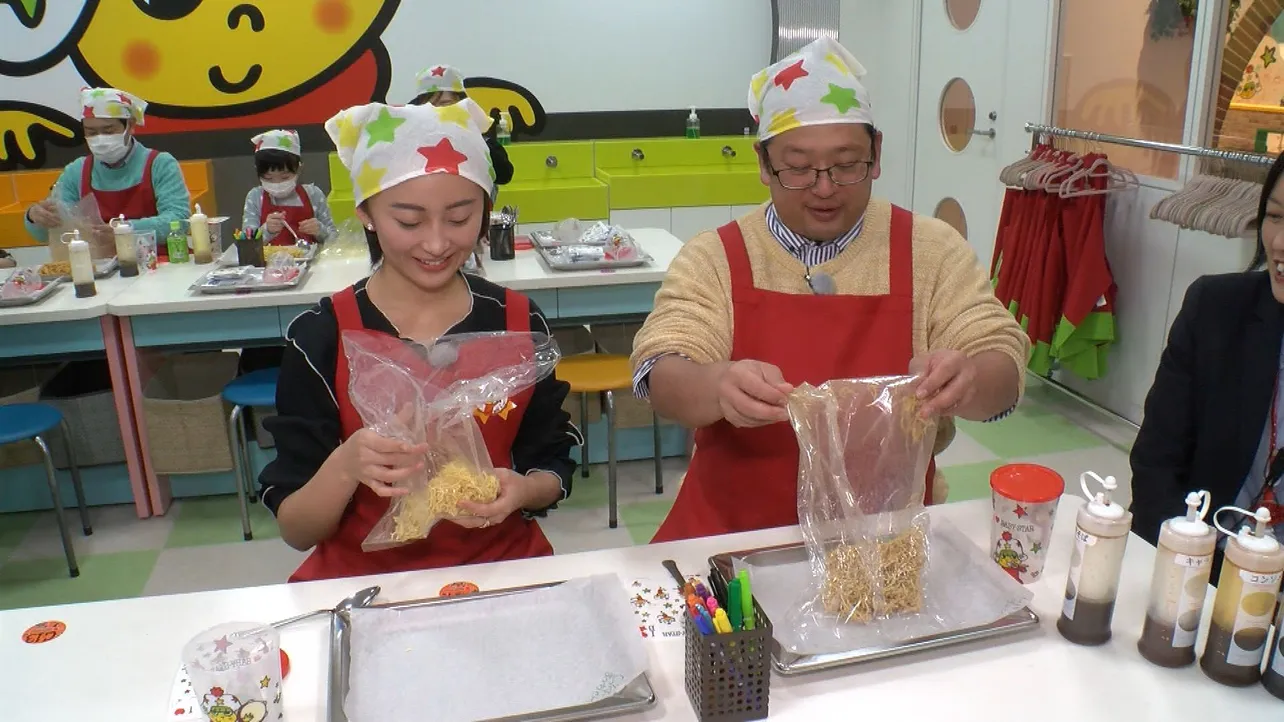 【写真を見る】オリジナルのお菓子作りを体験するチャンカワイと松島史奈